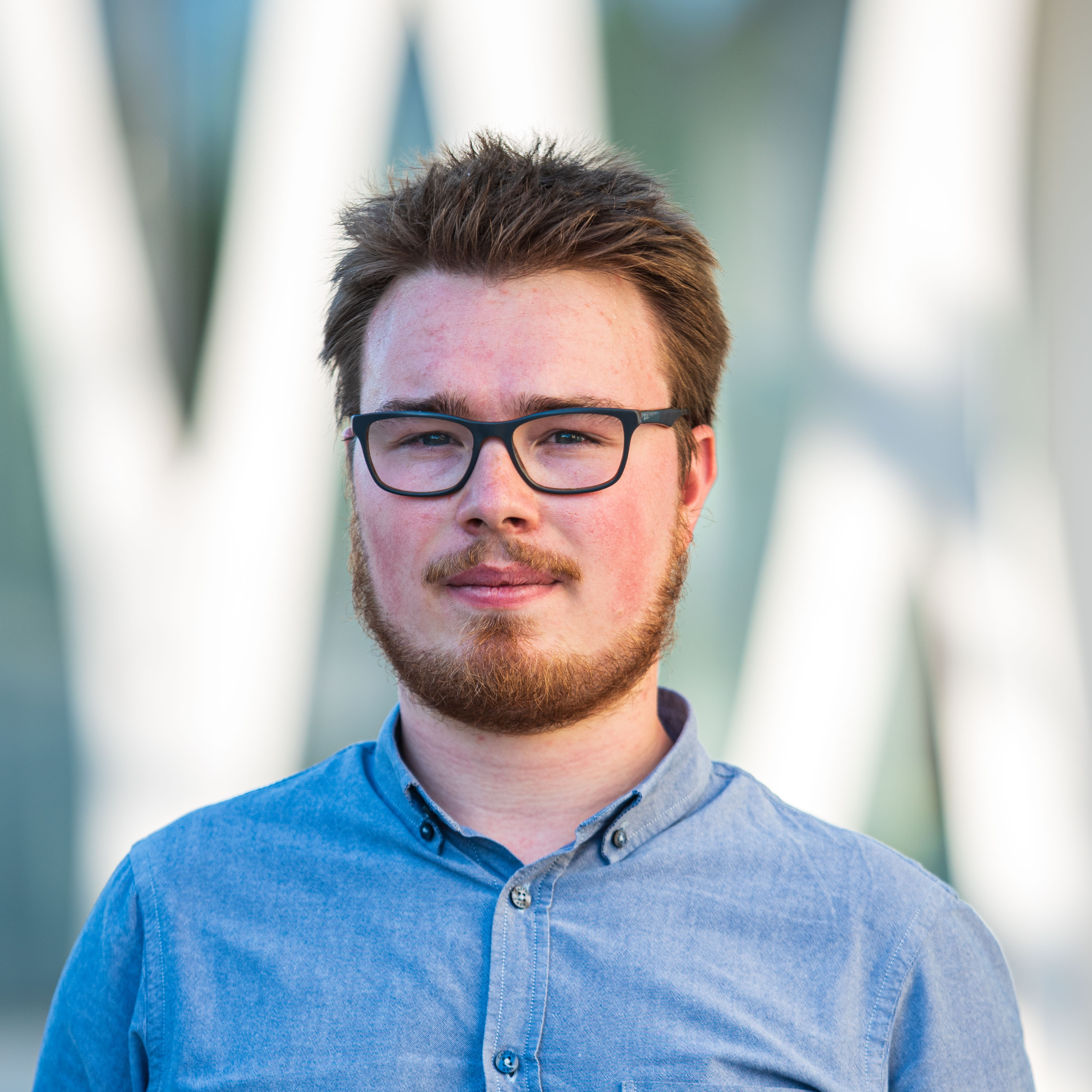 Porträt von Felix Lukas Kübler mit freundlichem Blick.