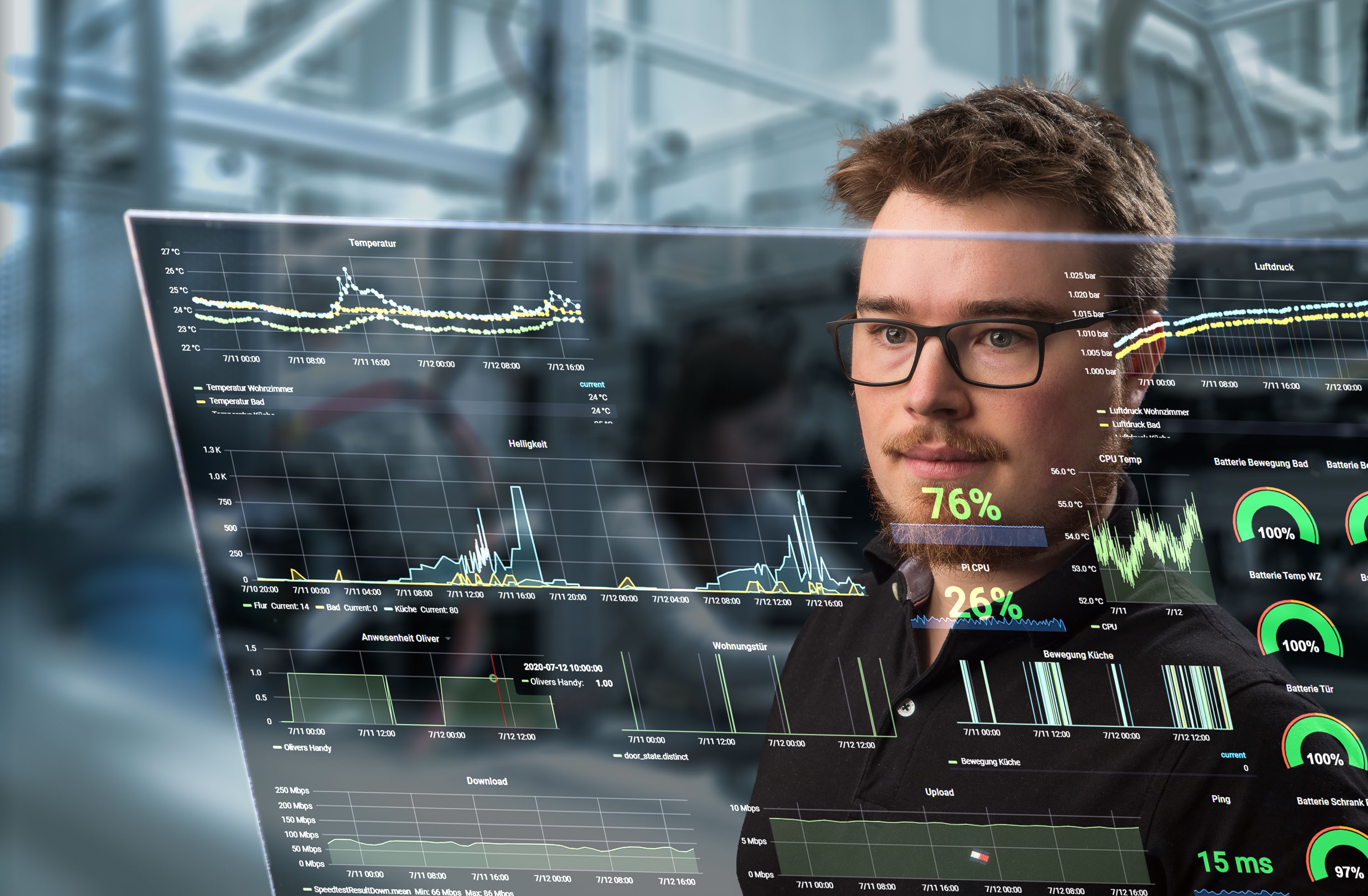Felix Lukas Kübler schaut auf einen transparenten Monitor mit Daten visualsierungen