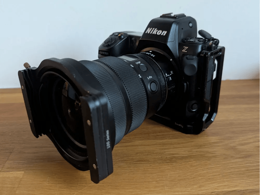 Nikon-Z-Kamera mit NIKKOR Z 14-24mm und montiertem Haida-Filteradapter.