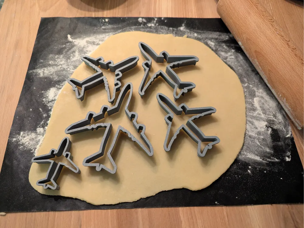 Mehrere Flugzeug-Keksausstecher als kleine Flotte gruppiert.