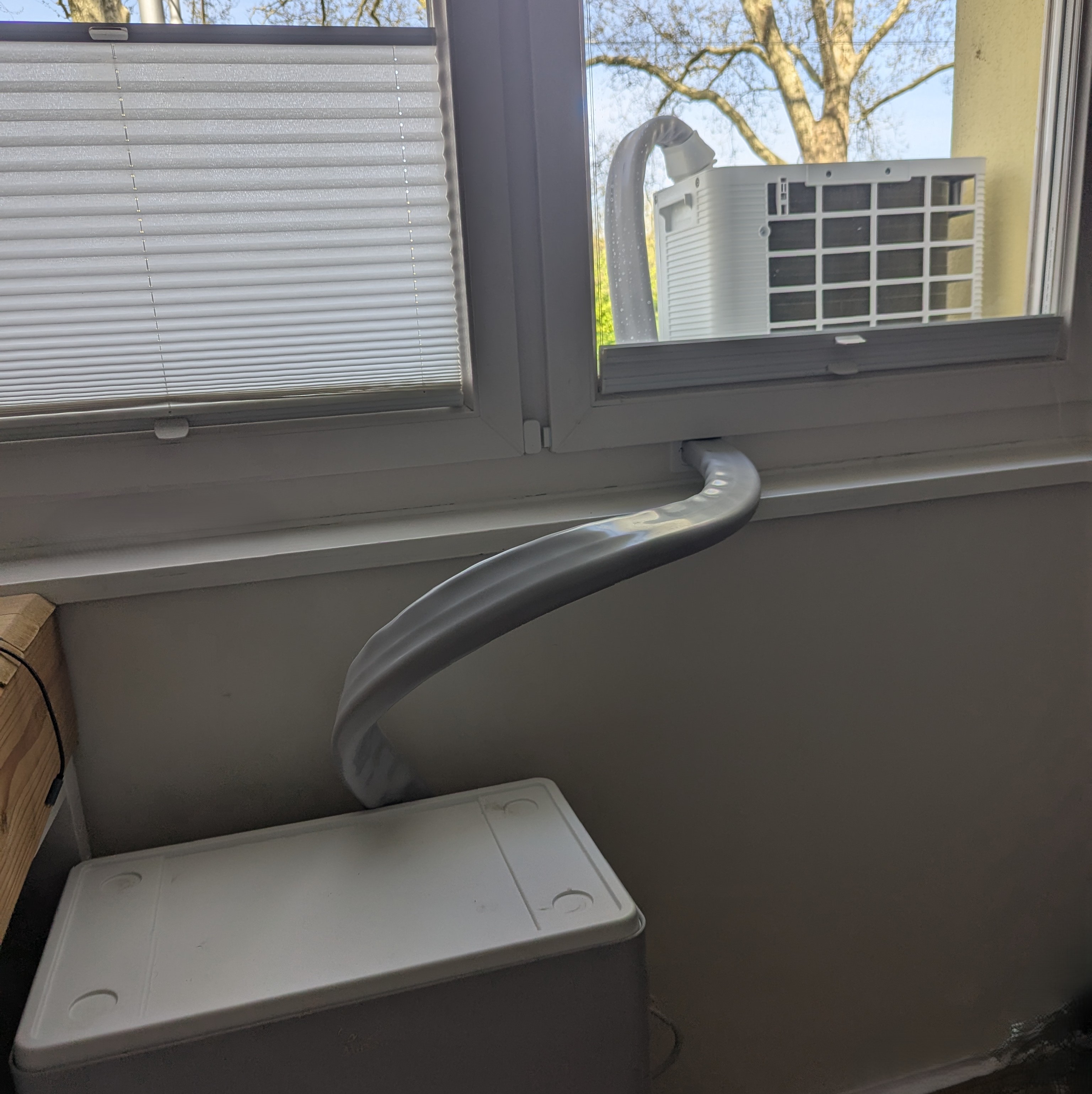 Die eingebaute PortaSplit-Durchführung bei vollständig geschlossenem Fenster.
